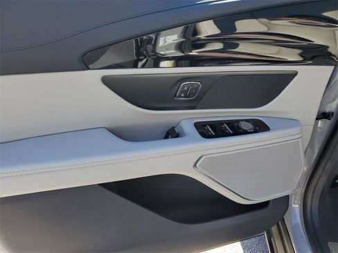 New 2026 Lincoln Nautilus Premier image 17