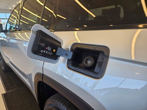 Used 2024 Jeep Grand Cherokee L Laredo image 32