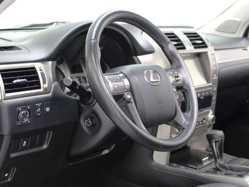 Used 2017 Lexus GX 460 image 32