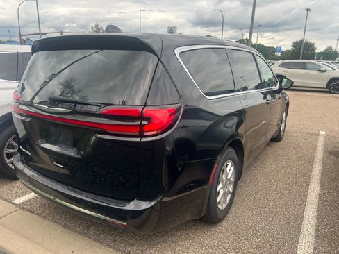 Used 2024 Chrysler Pacifica Touring-L FWD image 3