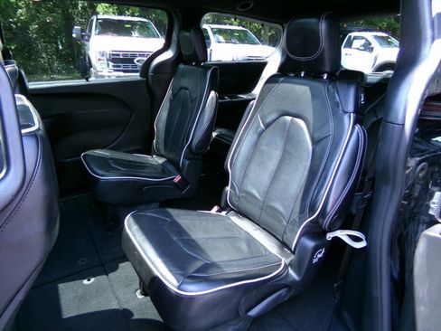 Used 2025 Chrysler Pacifica Limited FWD image 15