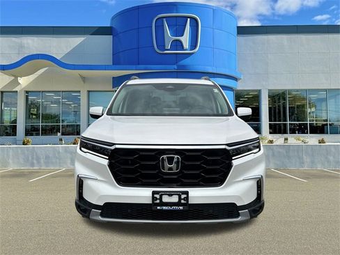 Used 2025 Honda Pilot Touring image 6