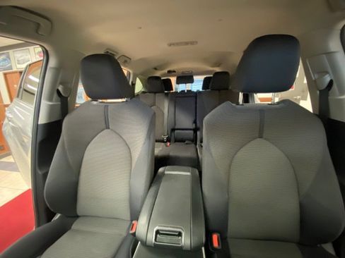 Used 2024 Toyota Highlander LE image 19
