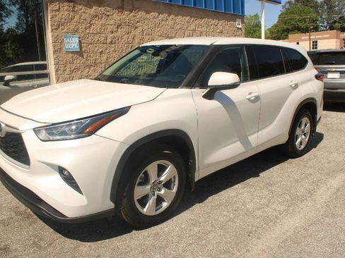 Used 2022 Toyota Highlander LE image 4