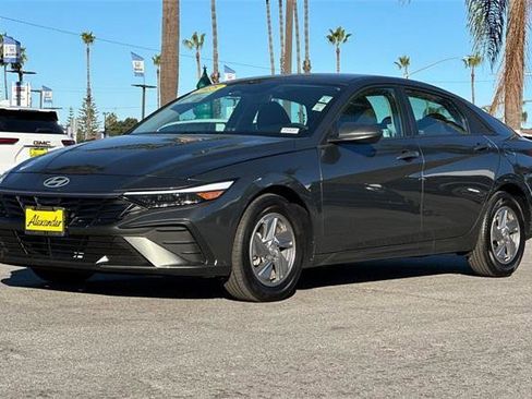 Certified 2025 Hyundai Elantra SE image 8