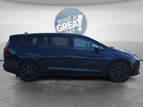 Used 2020 Chrysler Pacifica Touring w/ S Appearance Package FWD image 2
