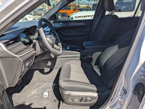 New 2025 Jeep Grand Cherokee Laredo image 9