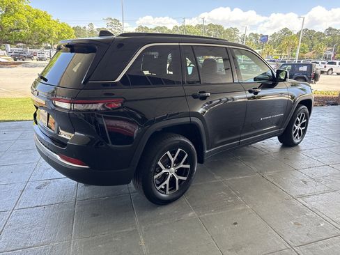 Used 2025 Jeep Grand Cherokee Limited w/ Luxury Tech Group II image 10