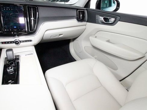 Certified 2025 Volvo XC60 B5 Core w/ Protection Package Premier image 5