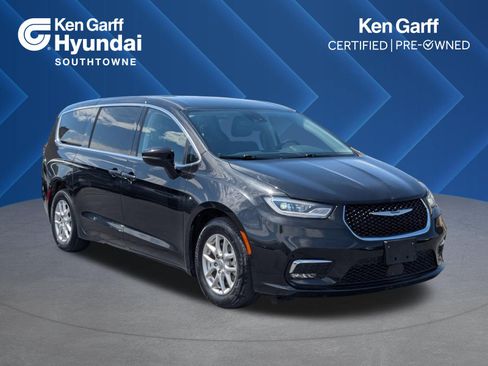 Used 2023 Chrysler Pacifica Touring-L FWD image 1