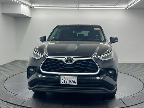 Used 2021 Toyota Highlander LE AWD/4WD image 4