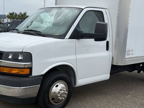 Used 2017 Chevrolet Express 3500 Work Van image 2
