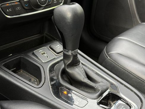 Used 2019 Jeep Cherokee Latitude Plus FWD image 20