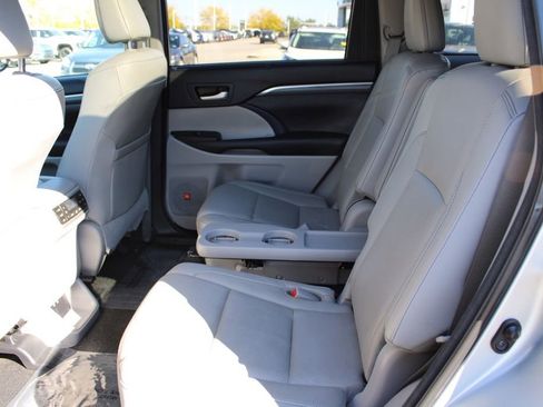 Used 2017 Toyota Highlander Limited Platinum image 25
