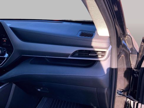 Used 2023 Toyota Highlander XLE FWD image 19