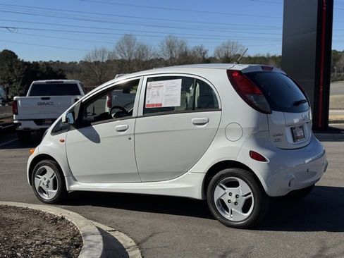 Used 2012 Mitsubishi i image 9