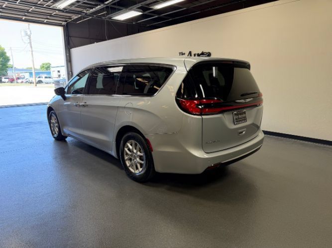 Used 2024 Chrysler Pacifica Touring-L FWD image 2