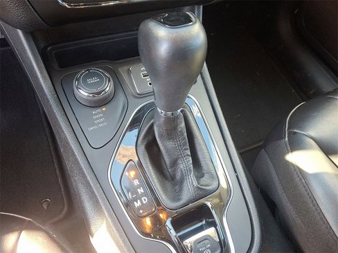 Used 2021 Jeep Cherokee Latitude Plus image 14