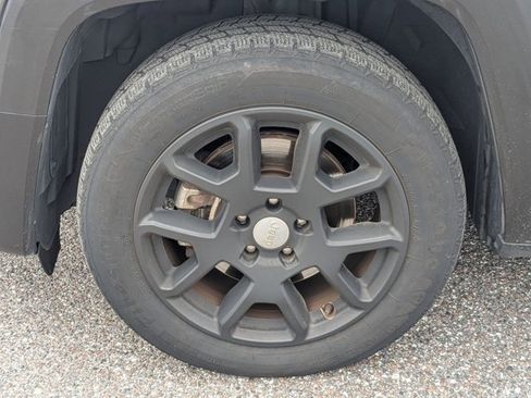 Used 2019 Jeep Renegade Latitude FWD image 10