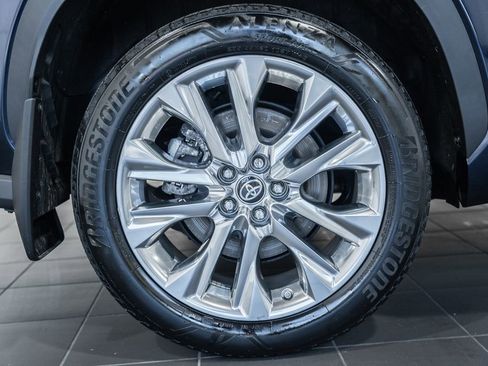 Used 2024 Toyota Highlander Limited AWD/4WD image 16