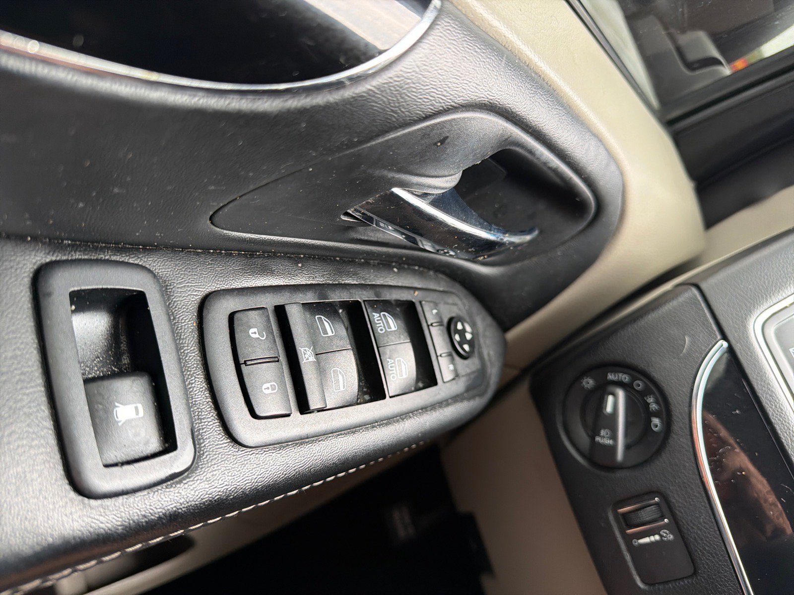 Used 2018 Dodge Grand Caravan SXT FWD image 16