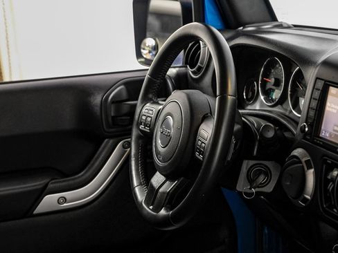Used 2015 Jeep Wrangler Unlimited Sahara w/ Connectivity Group AWD/4WD image 15