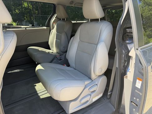 Used 2015 Toyota Sienna XLE Premium AWD/4WD image 11
