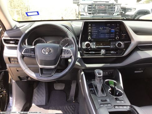 Used 2022 Toyota Highlander XLE AWD/4WD image 14