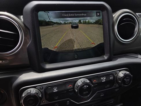 Used 2023 Jeep Gladiator Overland AWD/4WD image 14