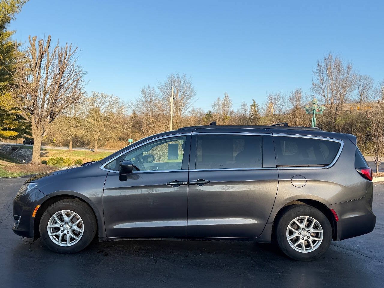 Used 2020 Chrysler Pacifica Touring FWD image 3