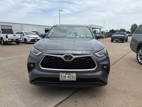 Used 2023 Toyota Highlander XLE FWD image 7