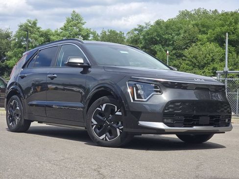 Used 2023 Kia Niro Wave w/ Wave Preserve Package FWD image 2