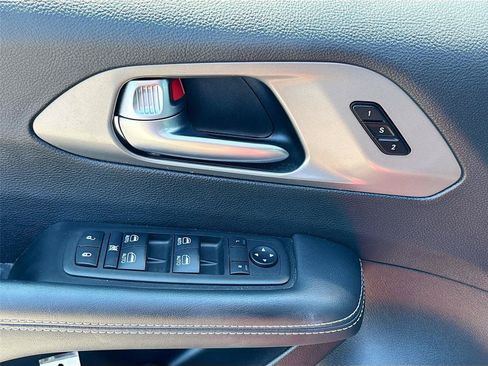 Used 2025 Chrysler Pacifica Select FWD image 17