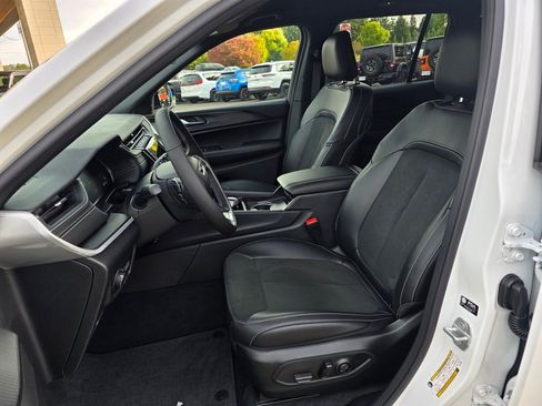 New 2025 Jeep Grand Cherokee Altitude image 7