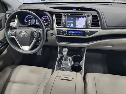 Used 2019 Toyota Highlander XLE AWD/4WD image 29