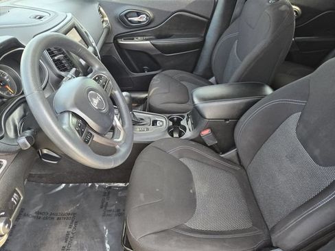 Used 2019 Jeep Cherokee Latitude w/ Popular Appearance Group FWD image 12