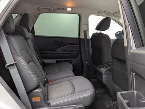 Used 2024 Nissan Pathfinder SV image 18
