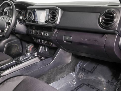 Used 2018 Toyota Tacoma TRD Off-Road w/ Technology Package AWD/4WD image 42