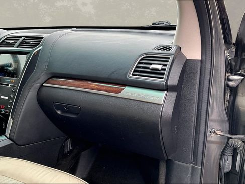 Used 2017 Ford Explorer Platinum image 28