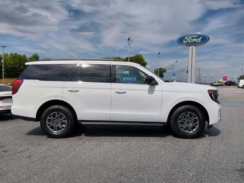Used 2025 Ford Expedition Active RWD image 2