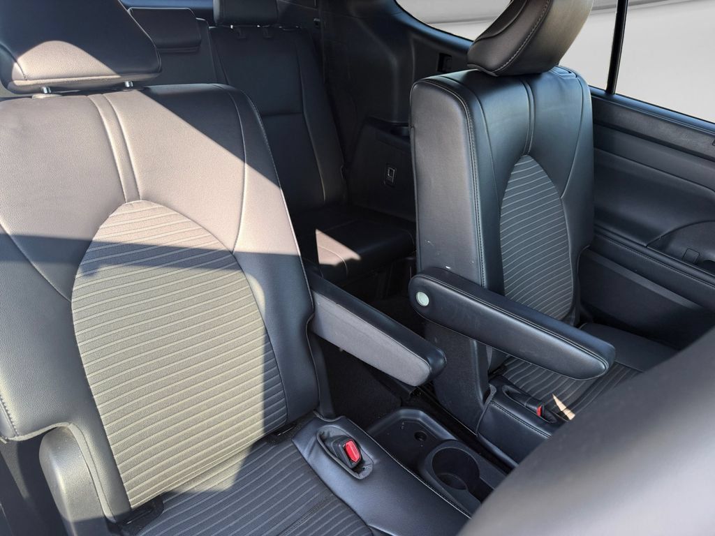 Used 2022 Toyota Highlander XSE FWD image 28