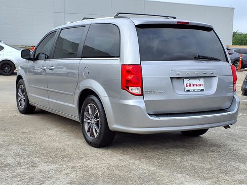 Used 2017 Dodge Grand Caravan SXT FWD image 3