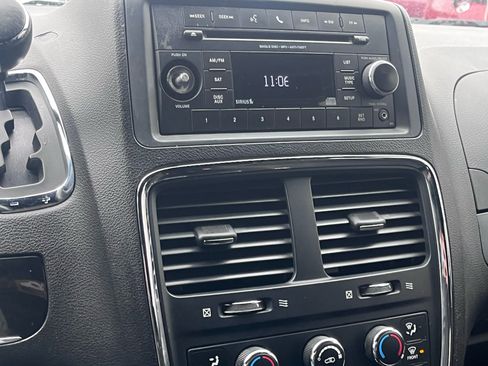 Used 2017 Dodge Grand Caravan SE image 14