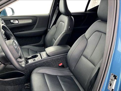 Certified 2025 Volvo XC40 B5 Core image 31