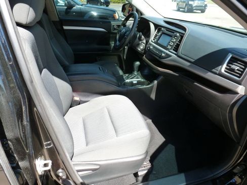 Used 2015 Toyota Highlander LE AWD/4WD image 11