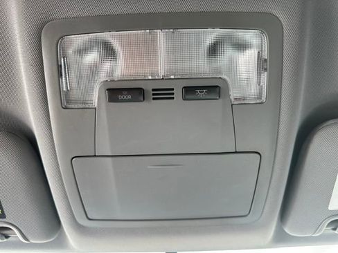 Used 2015 Toyota Highlander LE image 18