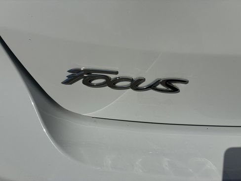 Used 2016 Ford Focus SE w/ SE Power Seat Package image 28