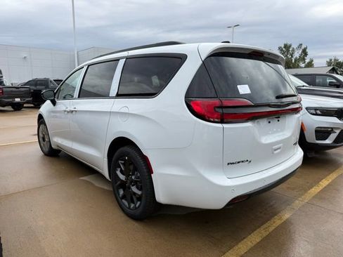 New 2026 Chrysler Pacifica Limited w/ S Appearance Package image 12