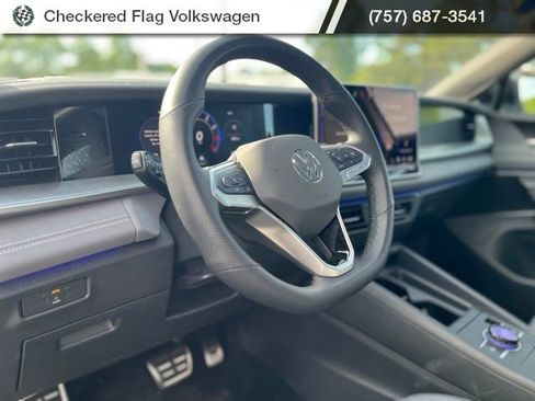 Used 2025 Volkswagen Tiguan SE R-Line AWD/4WD image 18