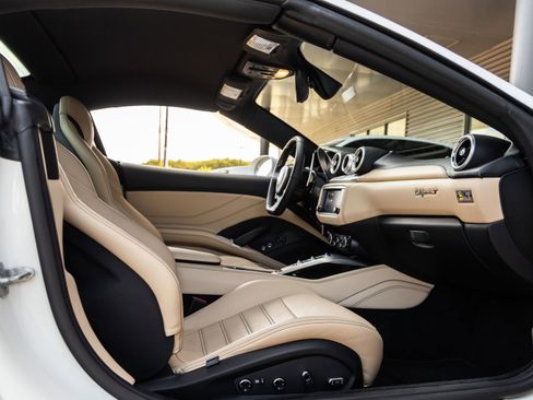 Used 2015 Ferrari California T RWD image 47